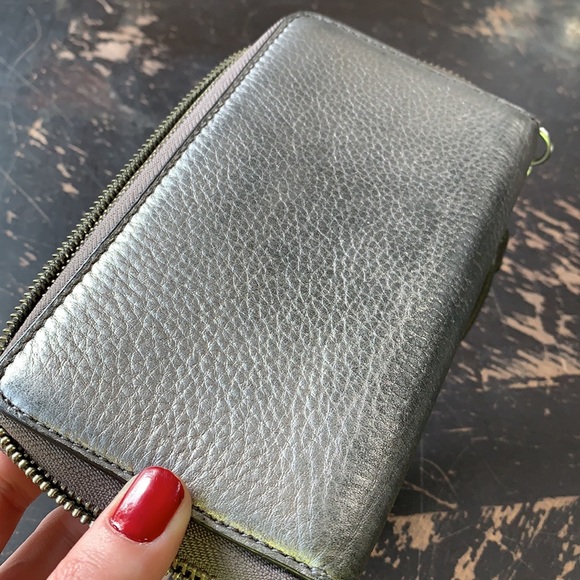 Michael Kors Wallet with removable wrist strap - Picture 5 of 10